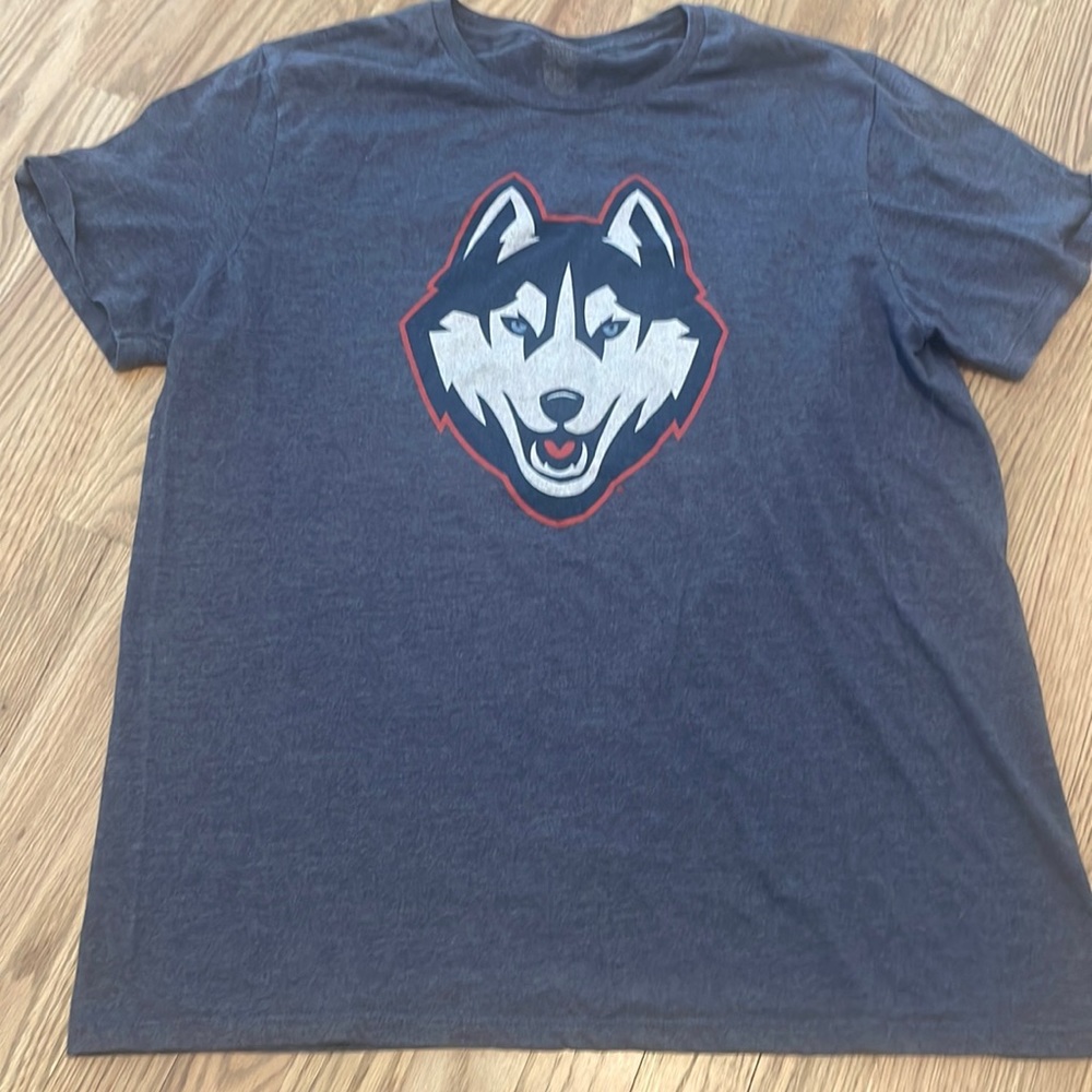 Uconn huskies XL tee shirt